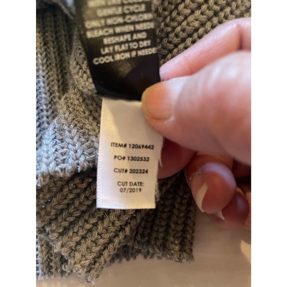 Torrid Womens Round Neck Size 5 Sweater Gray with Red Trim 60/40 Cotton/Acrylic - Picture 14 of 15